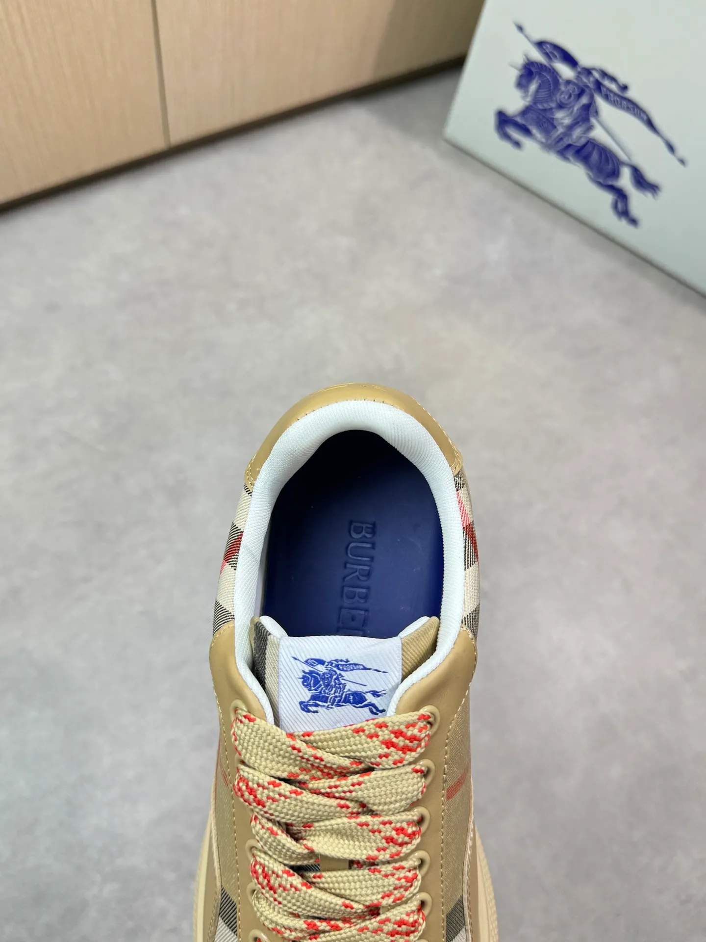 Men's shoes 💰P420💰[BURBERRY] Burberry - High-end quality original 🔍🔍🔍casual sports sneakers - Upper: imported 🔝 Napa calfskin, brand totem cloth, tongue brand cloth label - Lining: brand canvas, foot pad; water-dyed cowhide - Outsole: ultra-light TPR rubber; two-color molded outsole -Ultra-high quality control and fine workmanship: outstanding (high-end, extravagance, class) -Size: 38-44 (45 for men, can be customized)